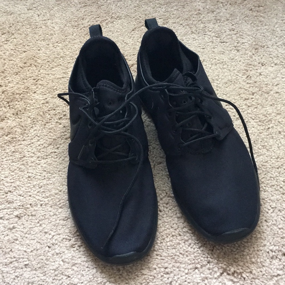 Youth 6.5/Women’s 8 Black on Black Nike Roshes